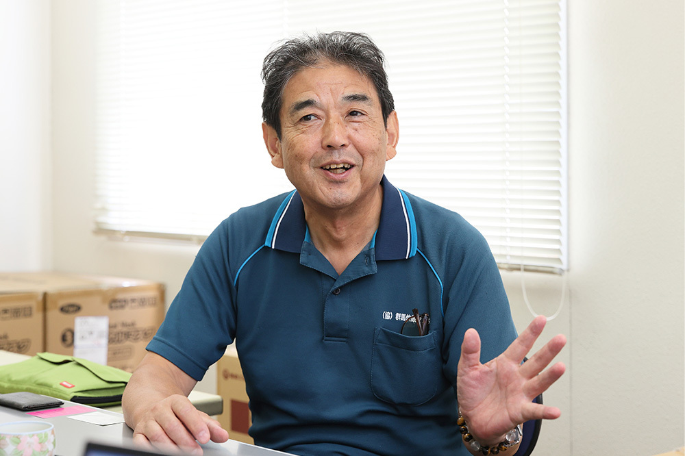 男性がにこやかに微笑んでいる